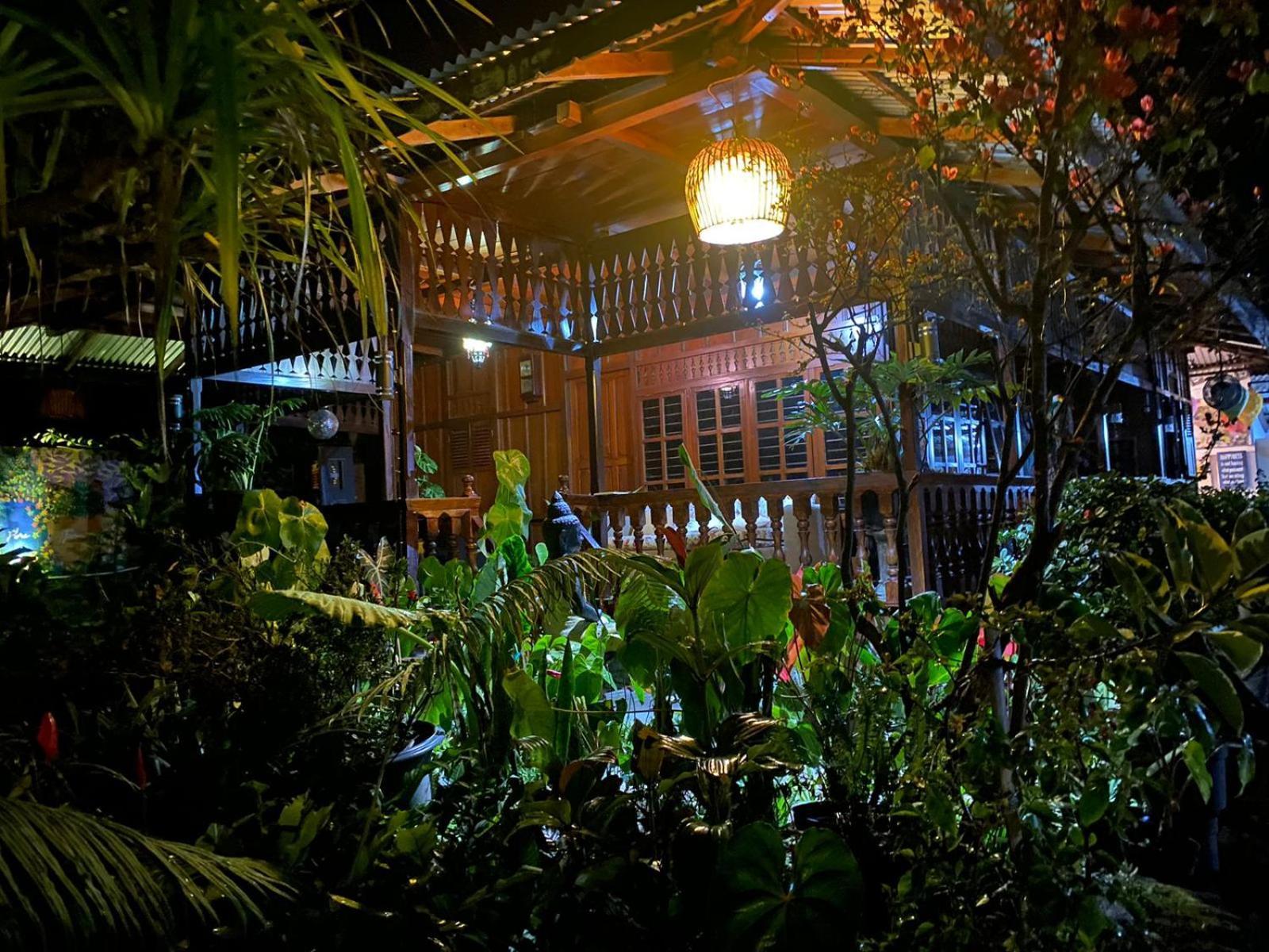 Rumah Kayu Sulawesi Antique Bedugul  Luaran gambar