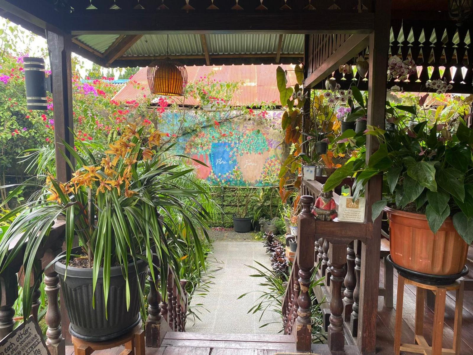 Rumah Kayu Sulawesi Antique Bedugul  Luaran gambar